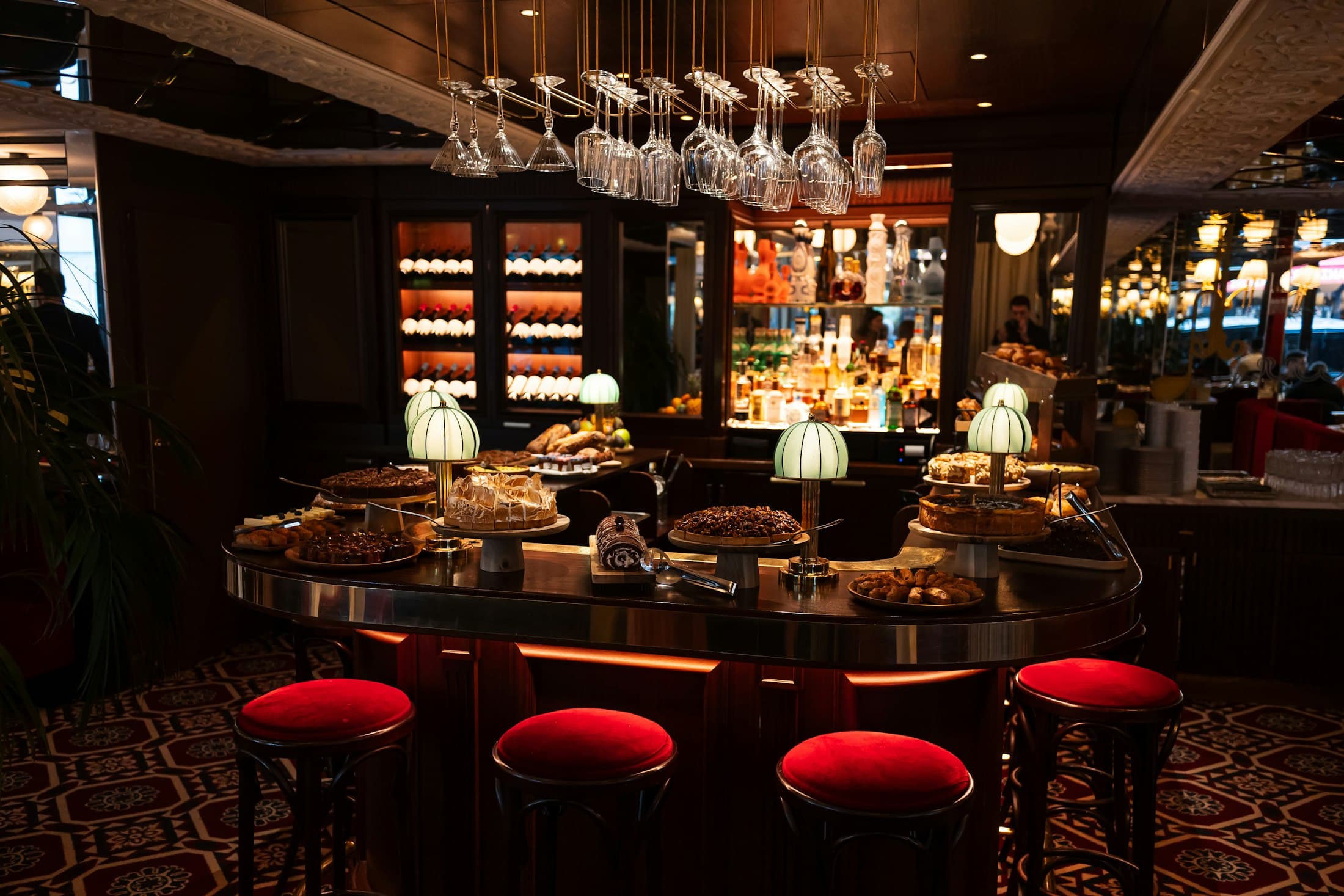 Bar mit roten Barhockern