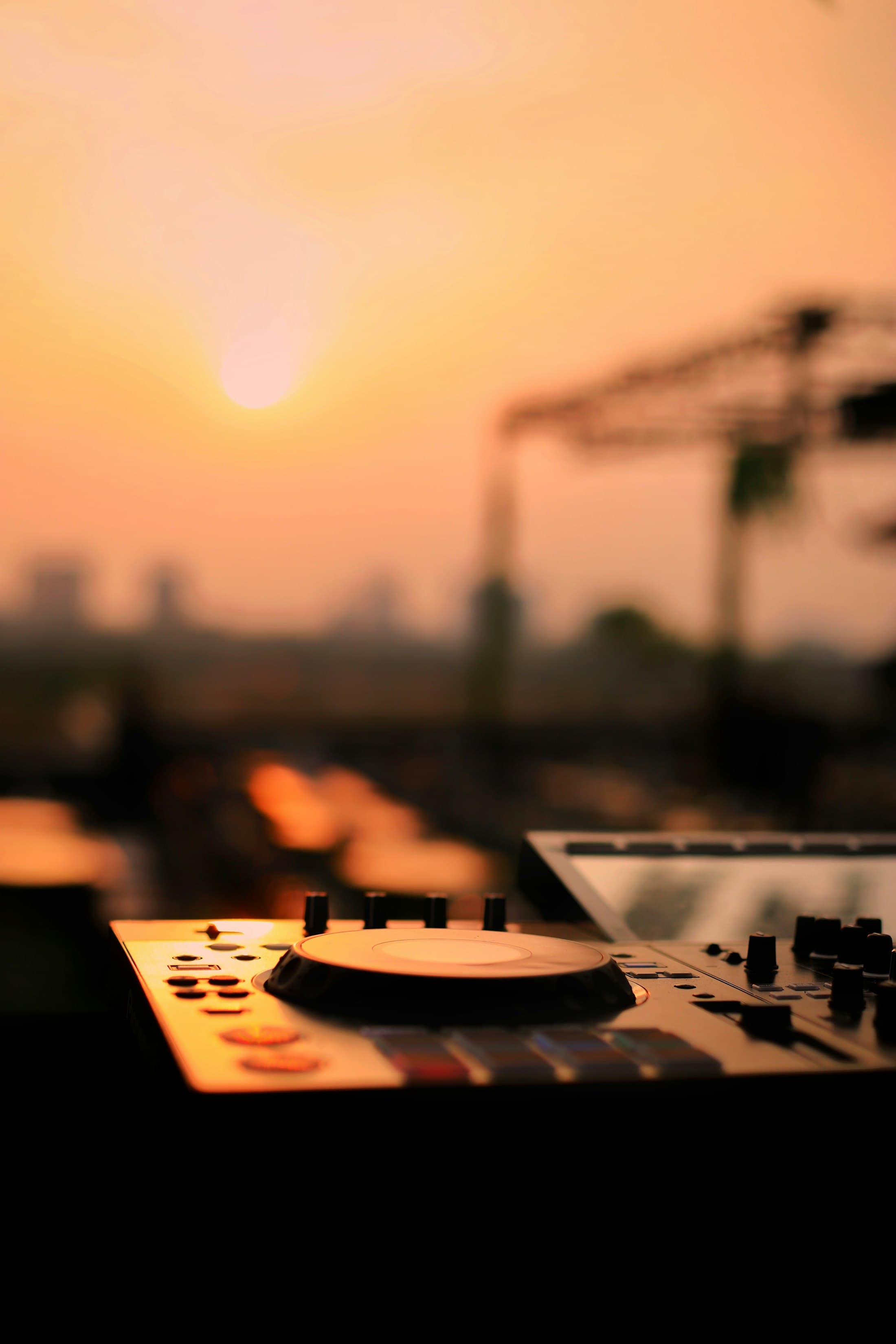 DJ-Pult vor der Skyline bei Sonnenaufgang