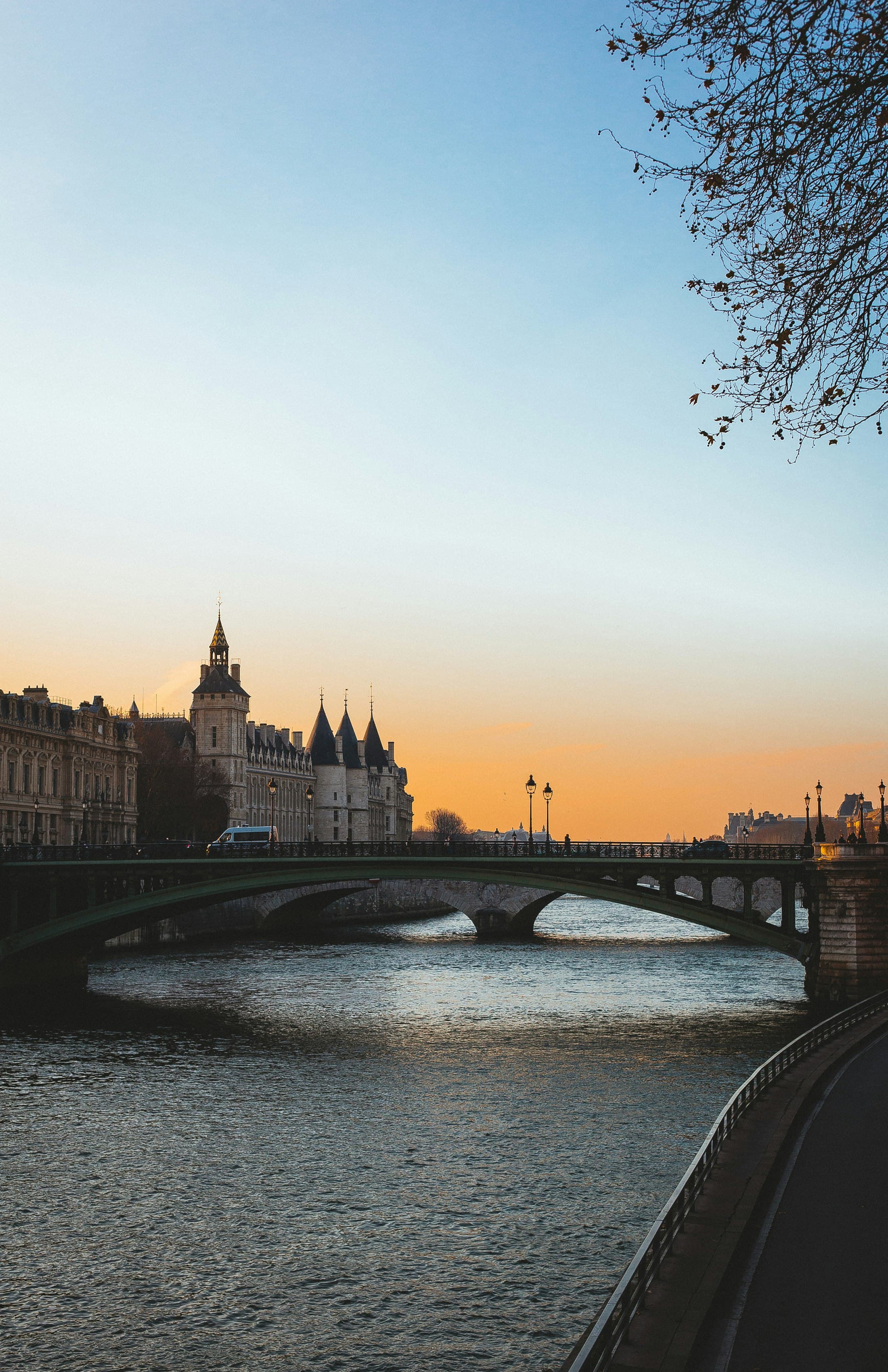 Seine mit Brücke und Conciergerie in Paris im Morgenlicht