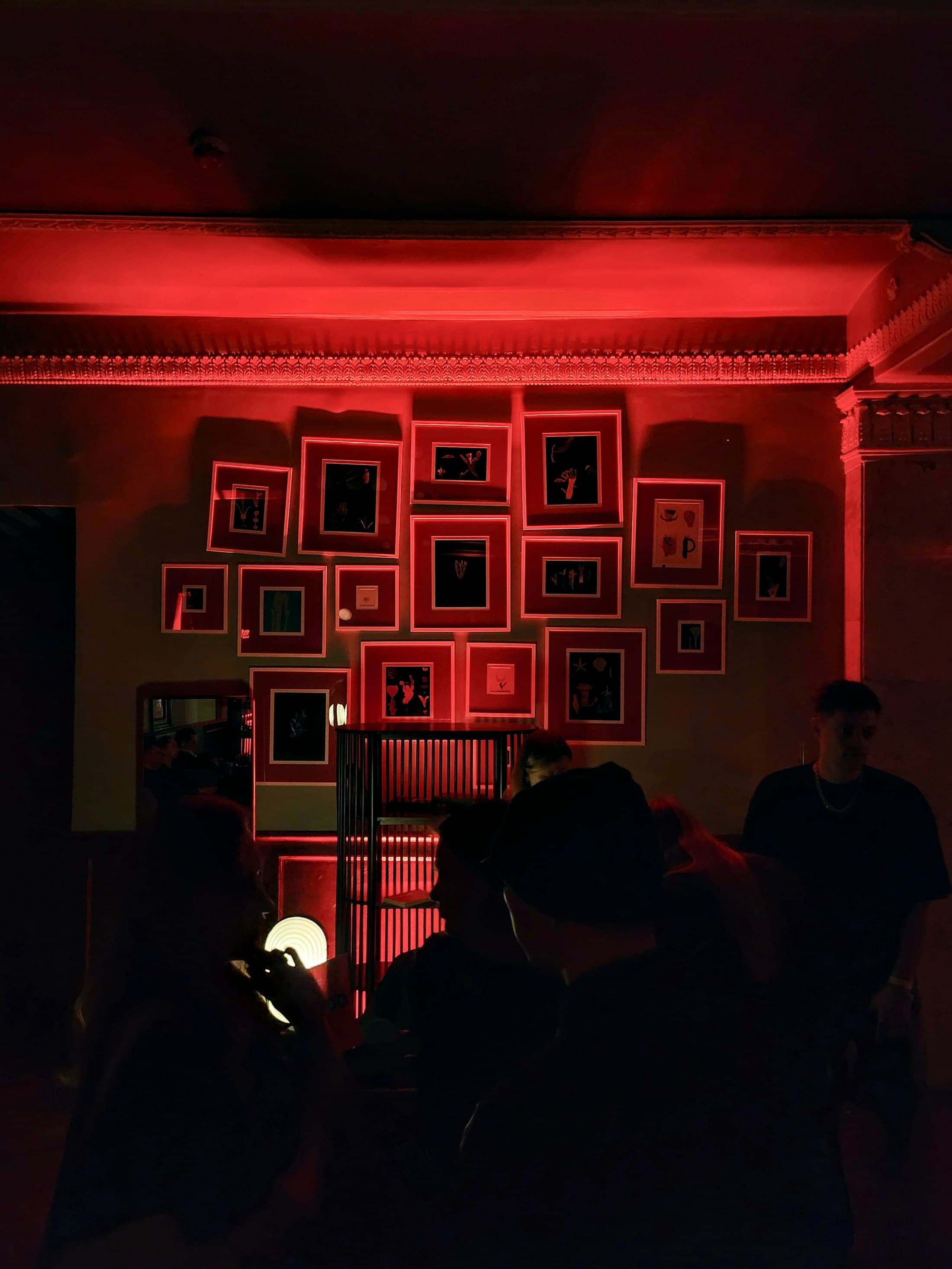 Gäste in rot beleuchtetem Club