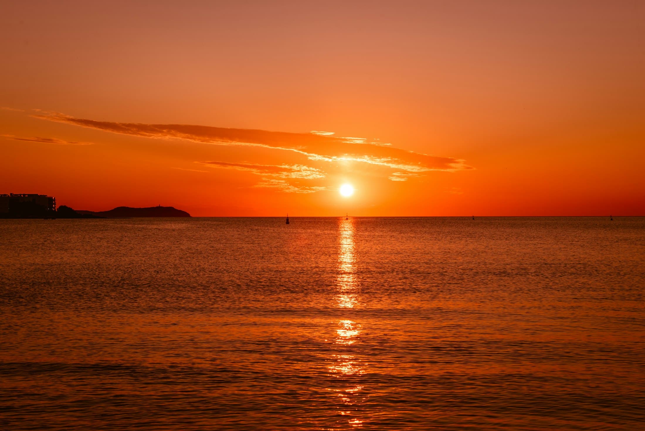 Sonnenaufgang über dem Meer vor der Küste von Marbella