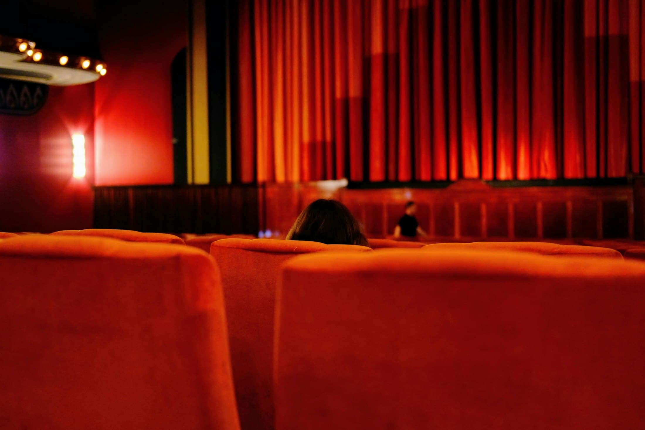 Lounge mit burgunderroten Samtsesseln und Vorhang